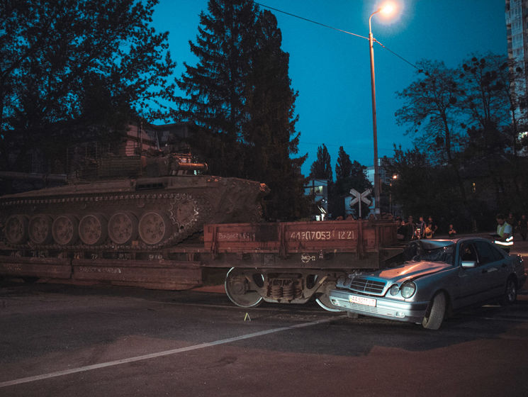 У Києві Mercedes зіткнувся з потягом, який перевозив танк. Відео