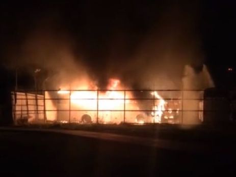 В Москве произошел масштабный пожар в автобусном парке. Видео