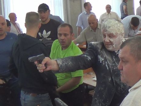 В Никополе на сессии горсовета один из депутатов открыл огонь