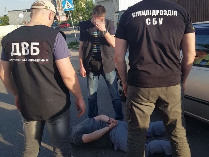 СБУ викрила заступника начальника міськвідділу Нацполіції Житомирської області, який збирав "данину" з перевізників