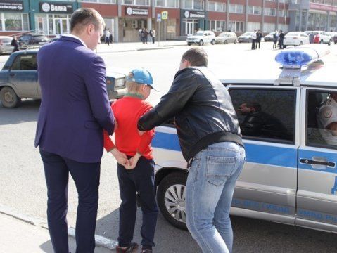 В Саратове российские силовики задержали ребенка, принявшего участие в акции "Он нам не царь"