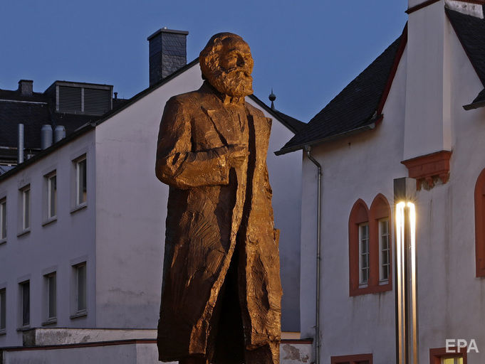 В Германии открыли памятник Марксу, несмотря на протесты