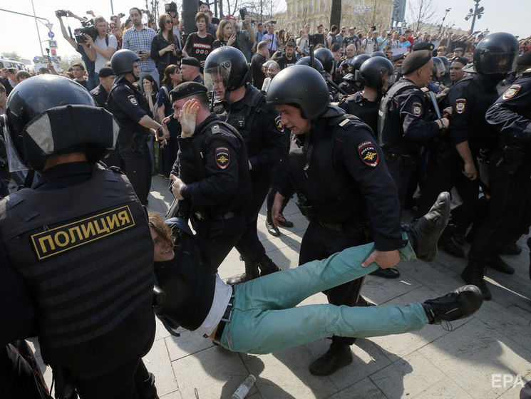 ЄС засудив масові затримання демонстрантів і журналістів у РФ 5 травня