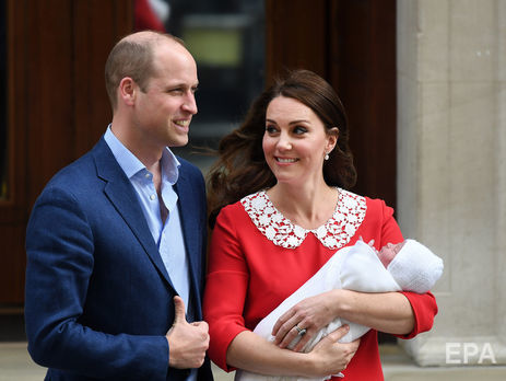 Кенсингтонский дворец показал два фото новорожденного принца Луи