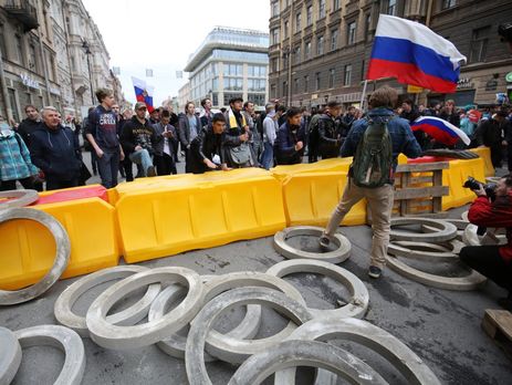 В Петербурге протестующие соорудили баррикаду