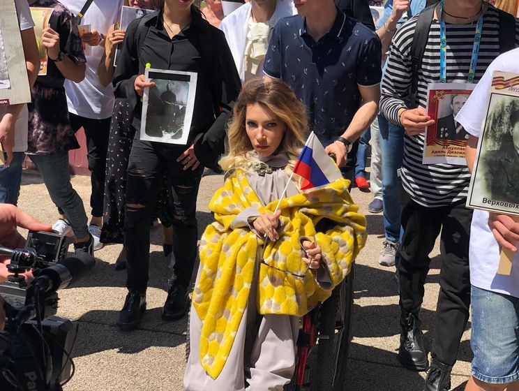 Российская участница "Евровидения 2018" возглавила в Лиссабоне шествие "Бессмертного полка"