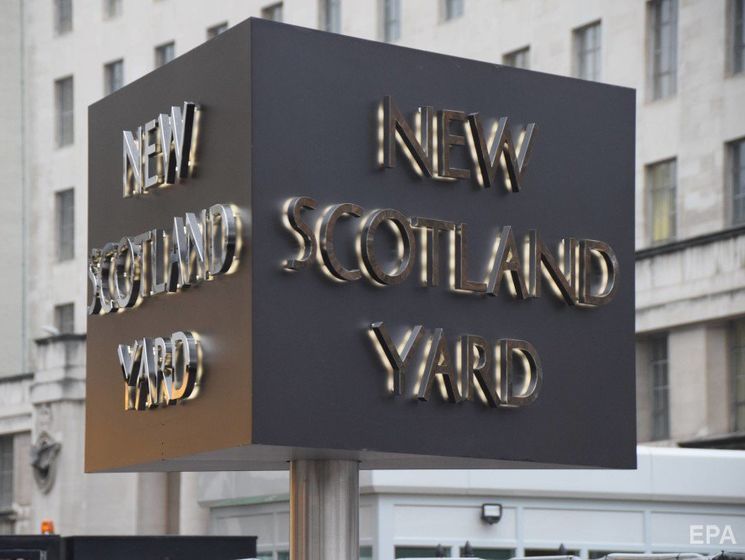 В Лондоне трех человек госпитализировали после того, как их облили неизвестным токсическим веществом