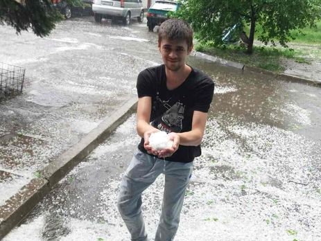 У Черкасах пройшла злива з великим градом. Відео