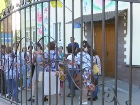 “Заставляла мыть полы, мазала языки йодом“. В Винницкой области воспитательницу детсада обвиняют в издевательствах над детьми