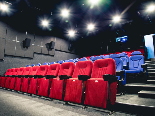 Во львовском кинотеатре зрителя избили за разговоры во время сеанса
