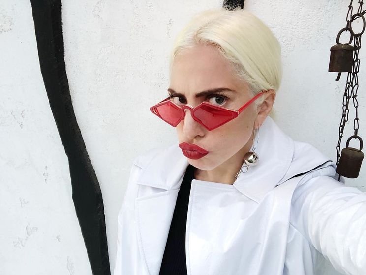 Леді Гага позувала в червоних лакованих ботфортах
