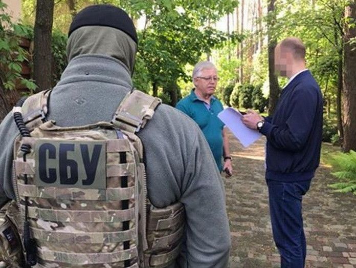 Во время обыска у Симоненко сотрудники СБУ нашли пистолет с глушителем и 120 патронов к нему