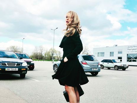 Фреймут покатала сына на велосипеде