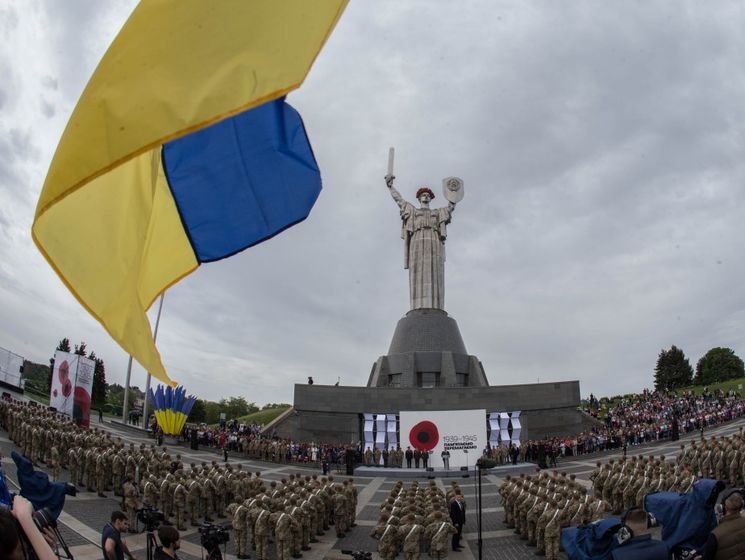 Порошенко: Украинская армия сегодня одета, накормлена, обучена и мотивирована