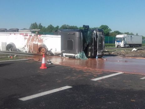 Дорогу в Польше заблокировал вылившийся на проезжую часть шоколад