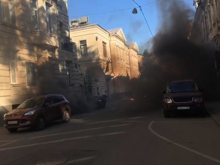 У Москві закидали димовими шашками посольство Латвії. Відео