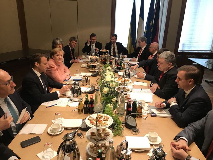 В немецком Ахене прошла встреча Порошенко, Меркель и Макрона