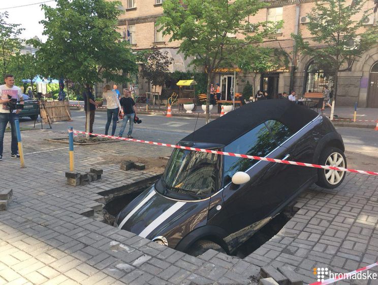У центрі Києві автомобіль провалився під землю