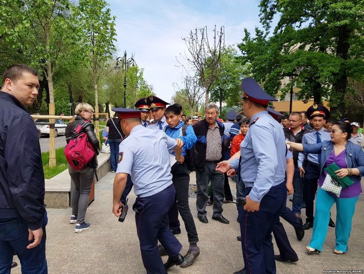 Полиция Казахстана задержала десятки человек на акциях в поддержку политзаключенных