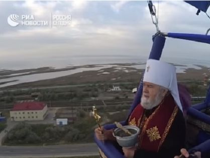 Митрополит из аннексированного Крыма освятил Керченский пролив с аэростата. Видео