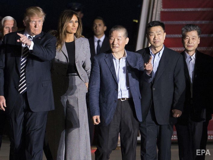 Трамп лично встретил трех освобожденных из КНДР американцев. Видео