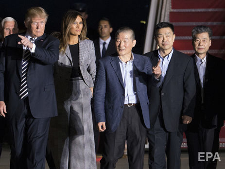 Трамп лично встретил трех освобожденных из КНДР американцев. Видео