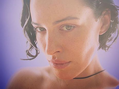 Астафьева показала грудь в глубоком декольте