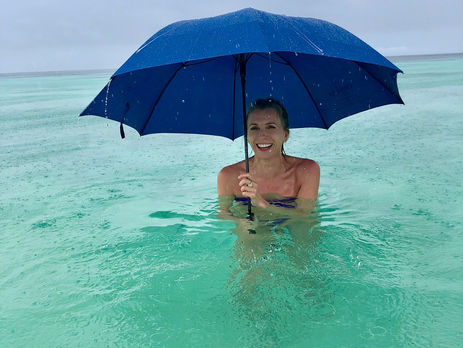 49-летняя Светлана Бондарчук на Мальдивах искупалась под дождем