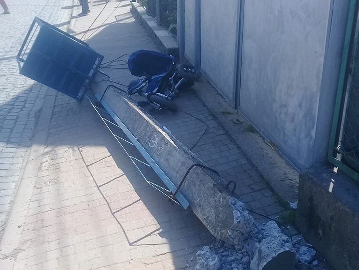 В Закарпатье столб упал на коляску, 1,5-летний ребенок погиб