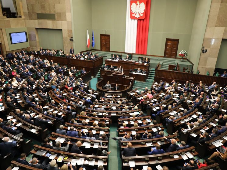 Польские депутаты проголосовали за сокращение своей зарплаты