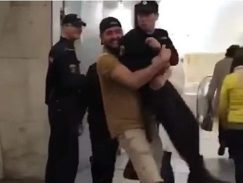 В метро Москвы мужчина "похитил" сотрудника Росгвардии. Видео