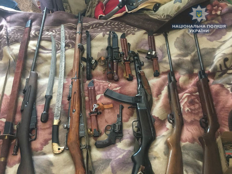 39 ножей, 21 артиллерийский снаряд, 26 гранат и другое. У жителя Ровно полиция нашла оружие и боеприпасы