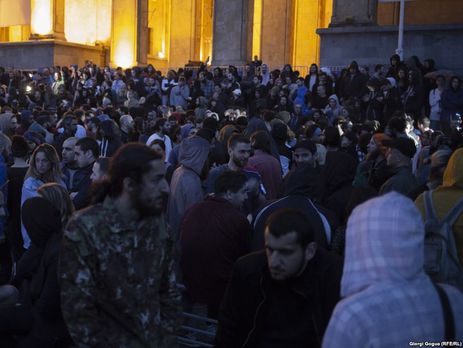 В Тбилиси после обысков в ночных клубах прошел стихийный митинг под парламентом Грузии