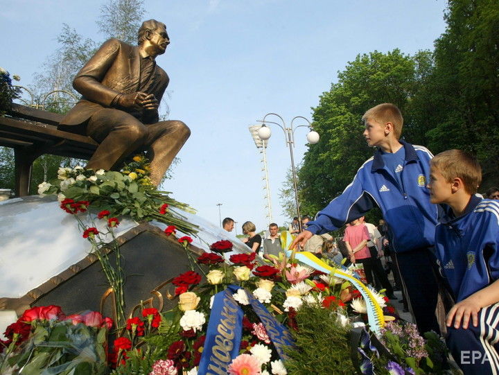 Экс-динамовец Мунтян назвал "позорищем" отсутствие представителей Федерации футбола Украины на годовщине смерти Лобановского