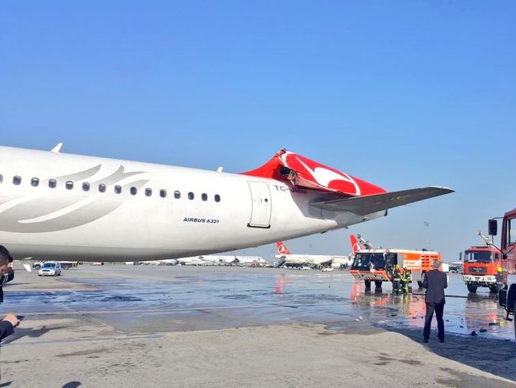 В аэропорту Стамбула столкнулись два самолета. Видео