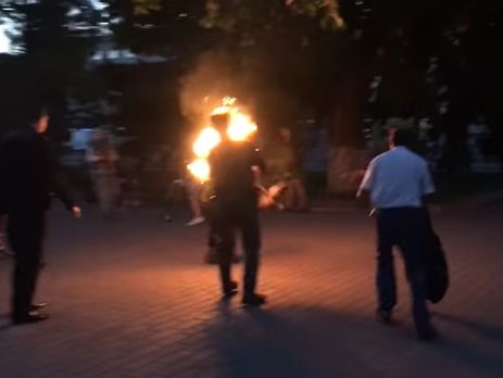 В Луцке мужчина поджег себя во время концерта. Видео