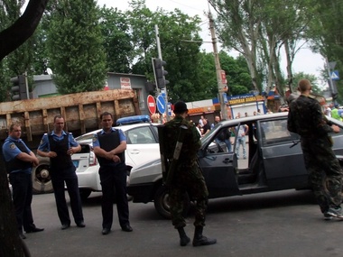 Милиция в Донецке не мешает террористам строить баррикады. Фоторепортаж