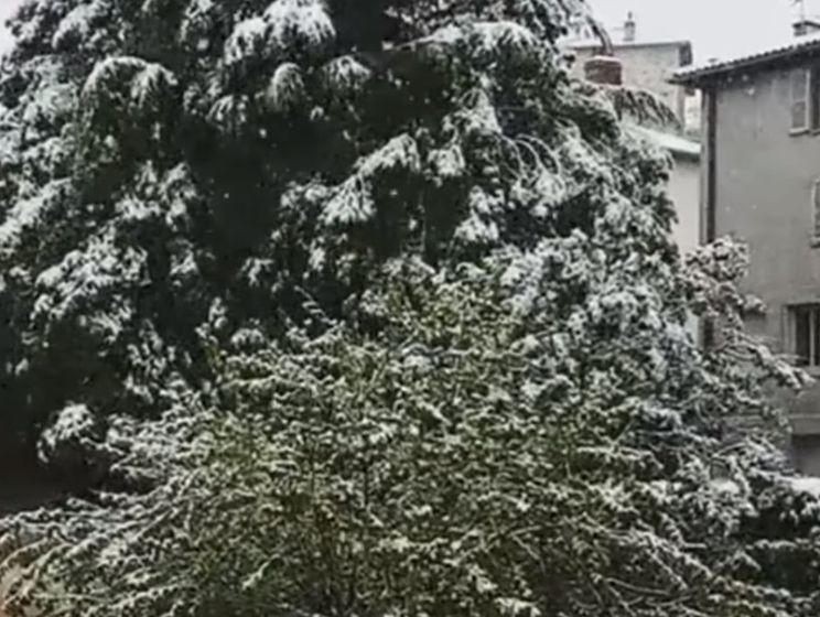 На Францію налетів снігопад. Відео