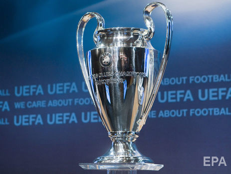 Павелко дал дочери и падчерице пофотографироваться с кубком чемпионов – соцсети