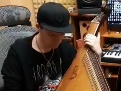 Under The Ladder. Песню Melovin сыграли на бандуре