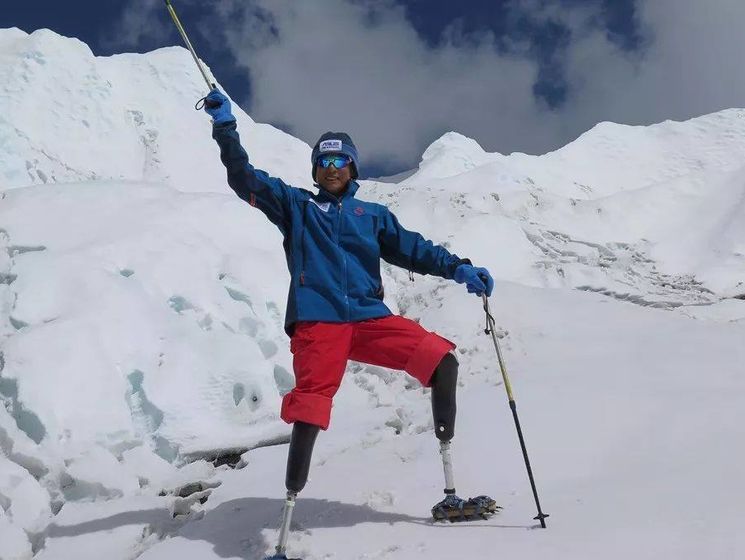 69-річний китайський безногий альпініст підкорив Еверест