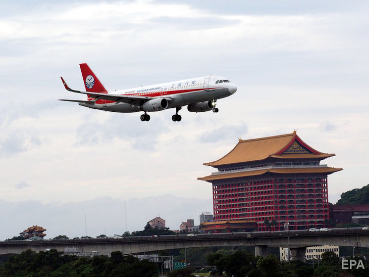 У пасажирського літака в Китаї на висоті 10 км вилетіло скло кабіни, другий пілот опинився за бортом