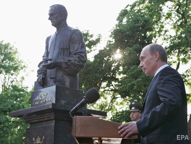Під час роботи в мерії Санкт-Петербурга Путін мав можливість видавати розпорядження від імені мера Собчака – Нарусова