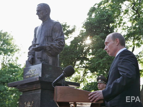 Во время работы в мэрии Санкт-Петербурга Путин имел возможность издавать распоряжения от имени мэра Собчака – Нарусова