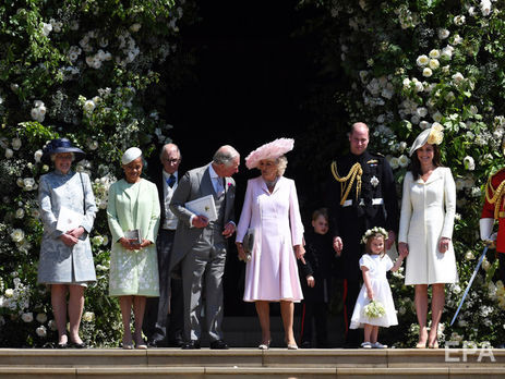 Єлизавета II у сукні від королівського кравця, герцогиня Кейт – від Александра Макквіна. Британські аристократи на весіллі принца Гаррі. Фоторепортаж