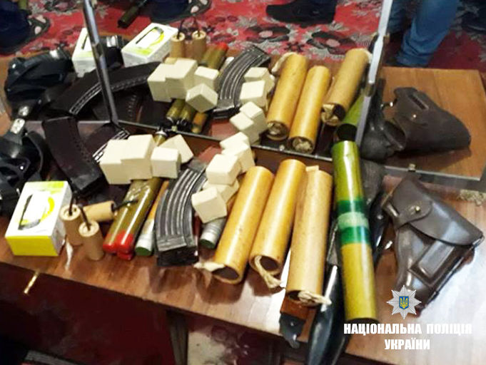 У поліції повідомили, що у жителя Івано-Франківської області виявили автомат і пістолет, украдені з військової частини та управління СБУ
