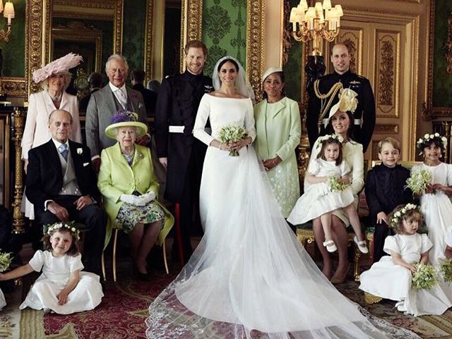 Кенсингтонский дворец опубликовал официальные фото со свадьбы герцога и герцогини Сассекских