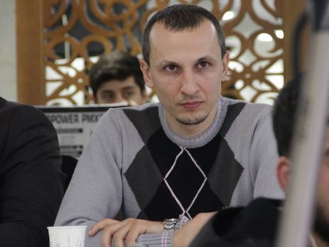 Приблизно 200 осіб зібралося під 