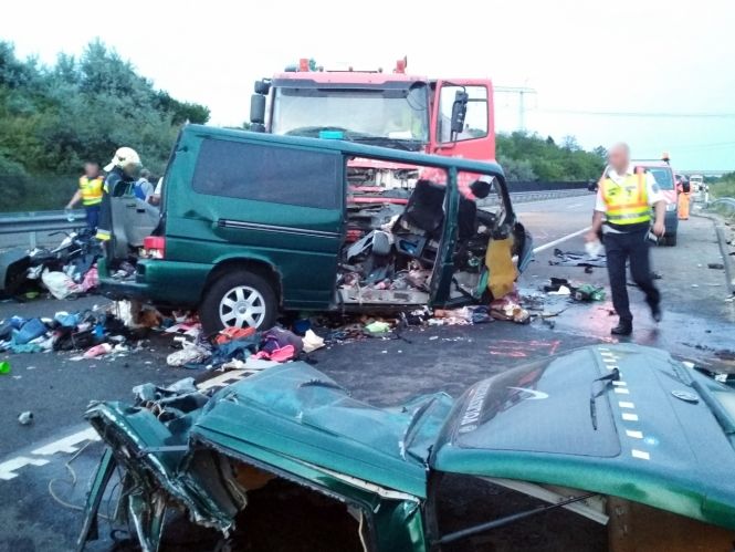 В Венгрии в ДТП погибли девять человек: водитель микроавтобуса в момент аварии вел трансляцию в Facebook
