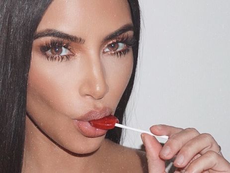 Кардашян показала голое тело